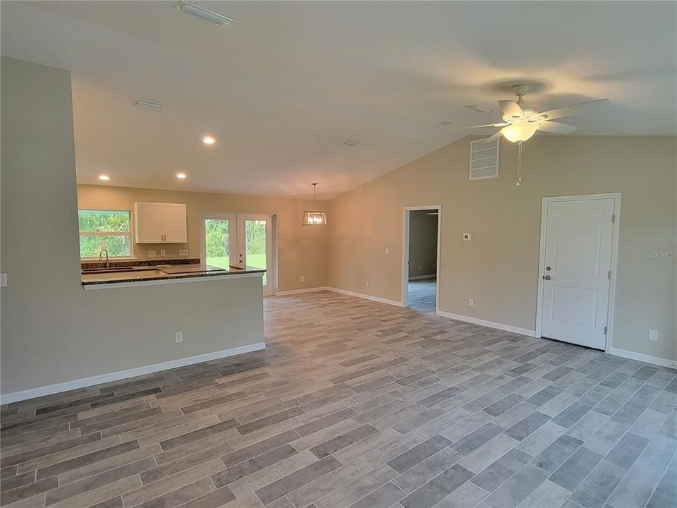 Active With Contract: $324,900 (3 beds, 2 baths, 1613 Square Feet)
