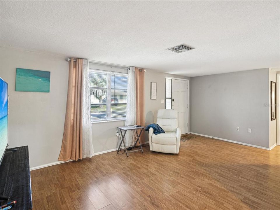 Active With Contract: $228,000 (2 beds, 1 baths, 980 Square Feet)