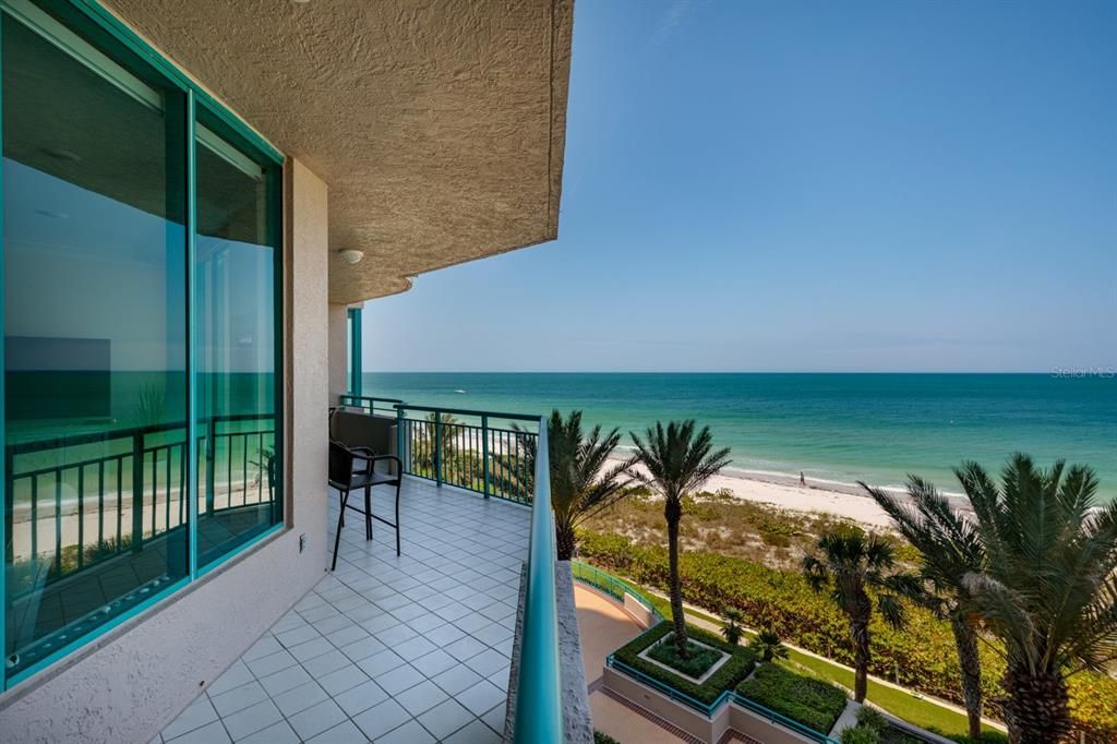 Active With Contract: $2,190,000 (3 beds, 3 baths, 2563 Square Feet)