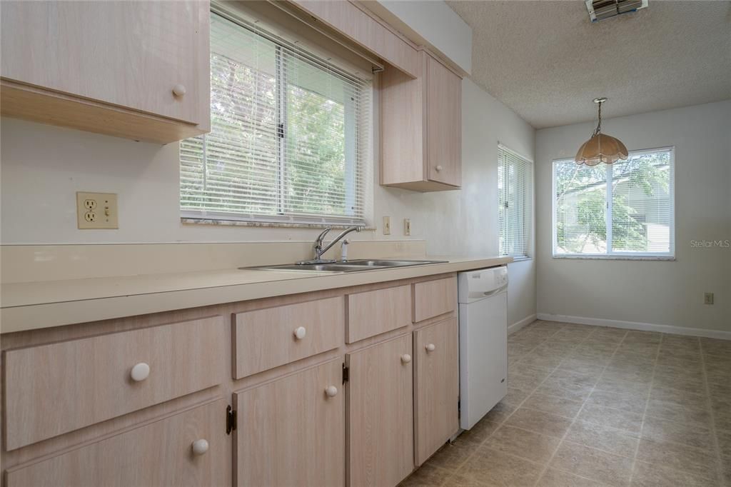 Active With Contract: $249,900 (2 beds, 2 baths, 1137 Square Feet)