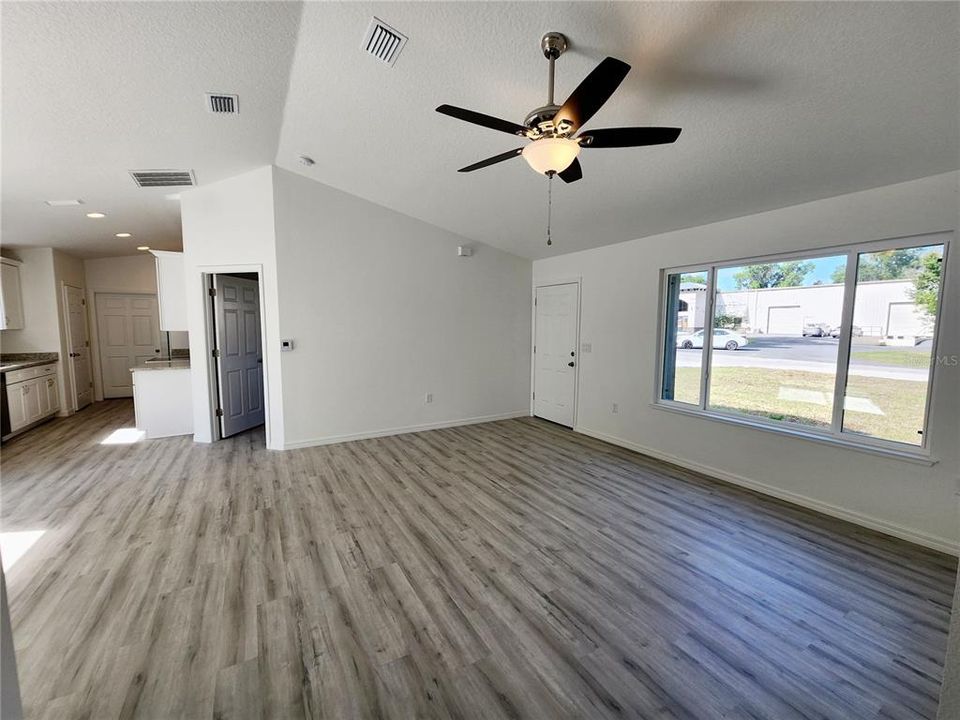 Active With Contract: $1,775 (3 beds, 2 baths, 1096 Square Feet)