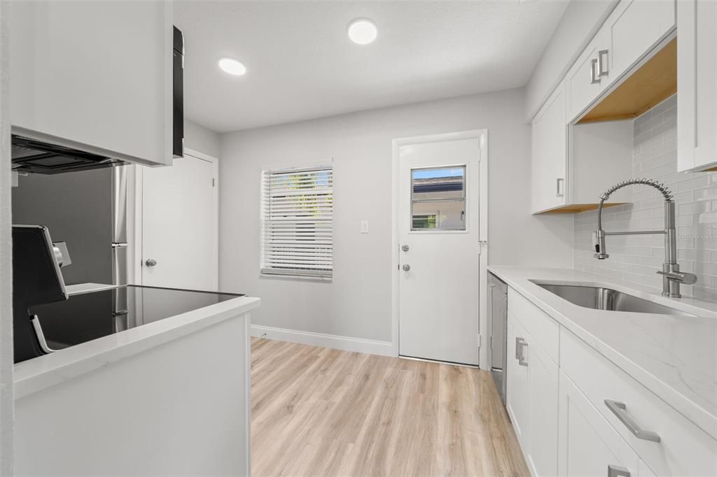 For Sale: $274,900 (2 beds, 2 baths, 1160 Square Feet)