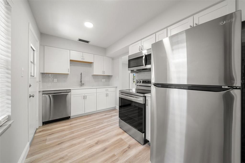 For Sale: $249,900 (2 beds, 2 baths, 1160 Square Feet)