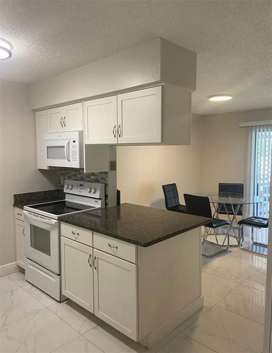 For Sale: $322,000 (2 beds, 2 baths, 1008 Square Feet)