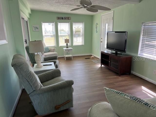 For Sale: $124,500 (2 beds, 1 baths, 672 Square Feet)