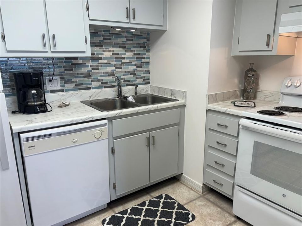 For Rent: $2,200 (2 beds, 2 baths, 925 Square Feet)