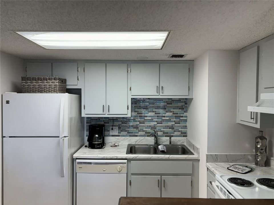 For Rent: $2,200 (2 beds, 2 baths, 925 Square Feet)