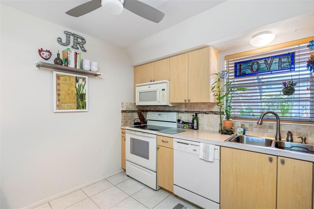 Active With Contract: $179,900 (2 beds, 2 baths, 1050 Square Feet)