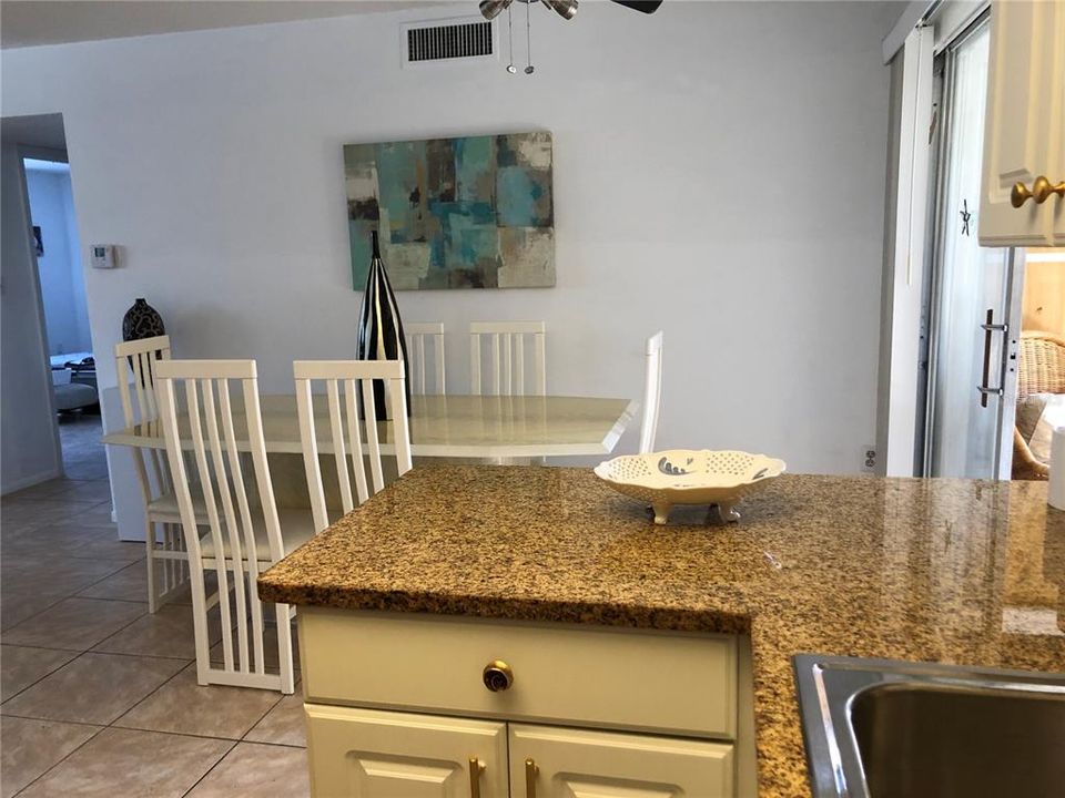 For Sale: $125,900 (2 beds, 2 baths, 919 Square Feet)