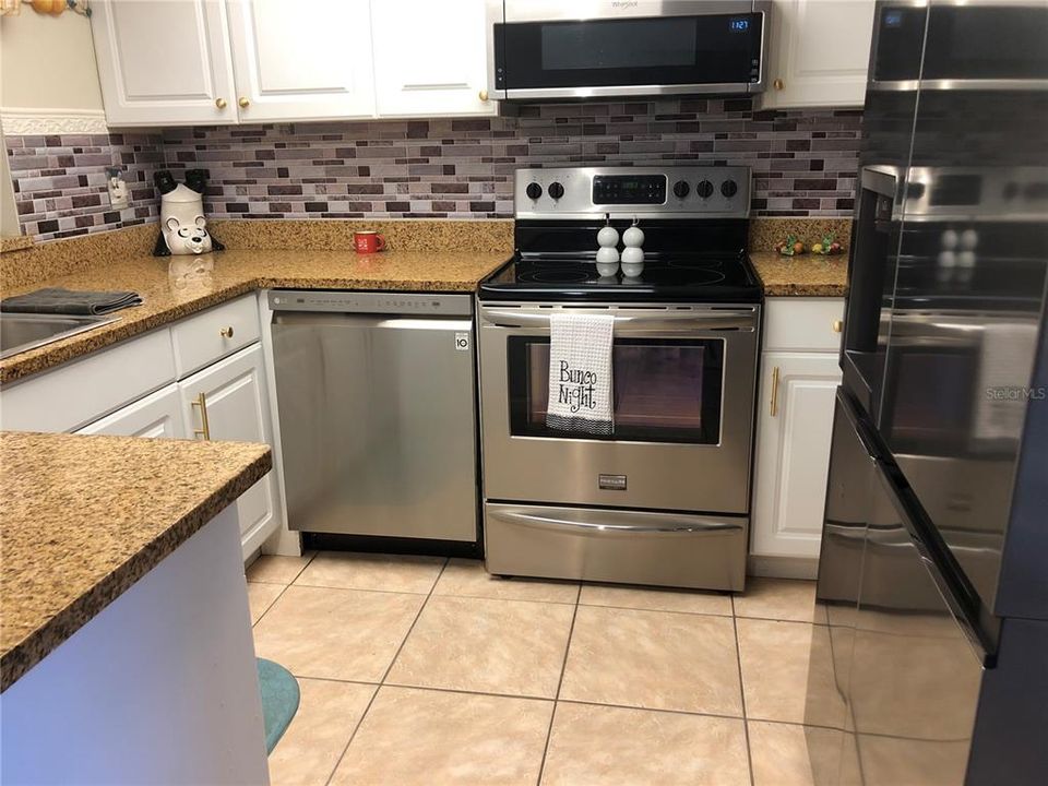 For Sale: $125,900 (2 beds, 2 baths, 919 Square Feet)