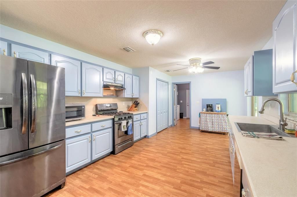 Recently Sold: $450,000 (3 beds, 2 baths, 1932 Square Feet)