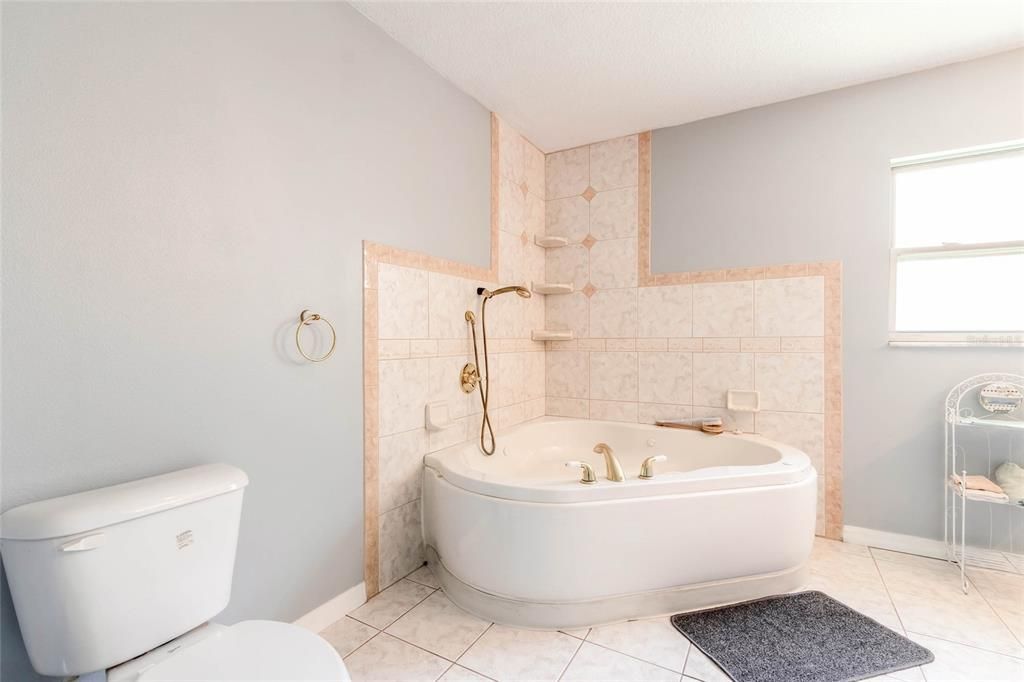 最近售出: $450,000 (3 贝兹, 2 浴室, 1932 平方英尺)