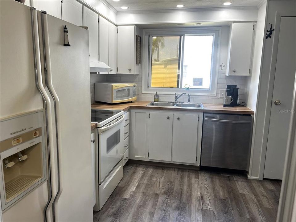 For Sale: $185,000 (2 beds, 2 baths, 988 Square Feet)