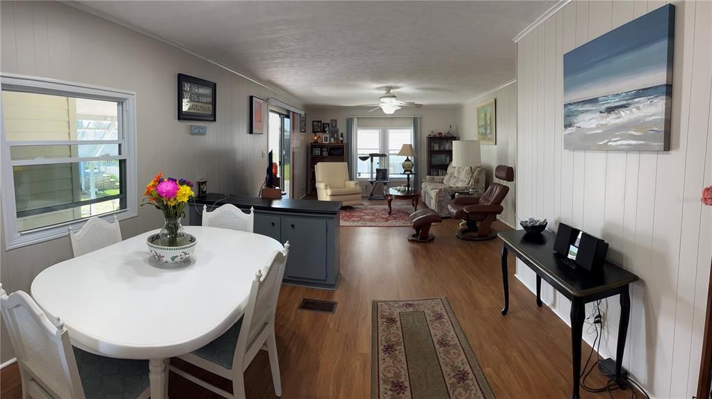 For Sale: $185,000 (2 beds, 2 baths, 988 Square Feet)