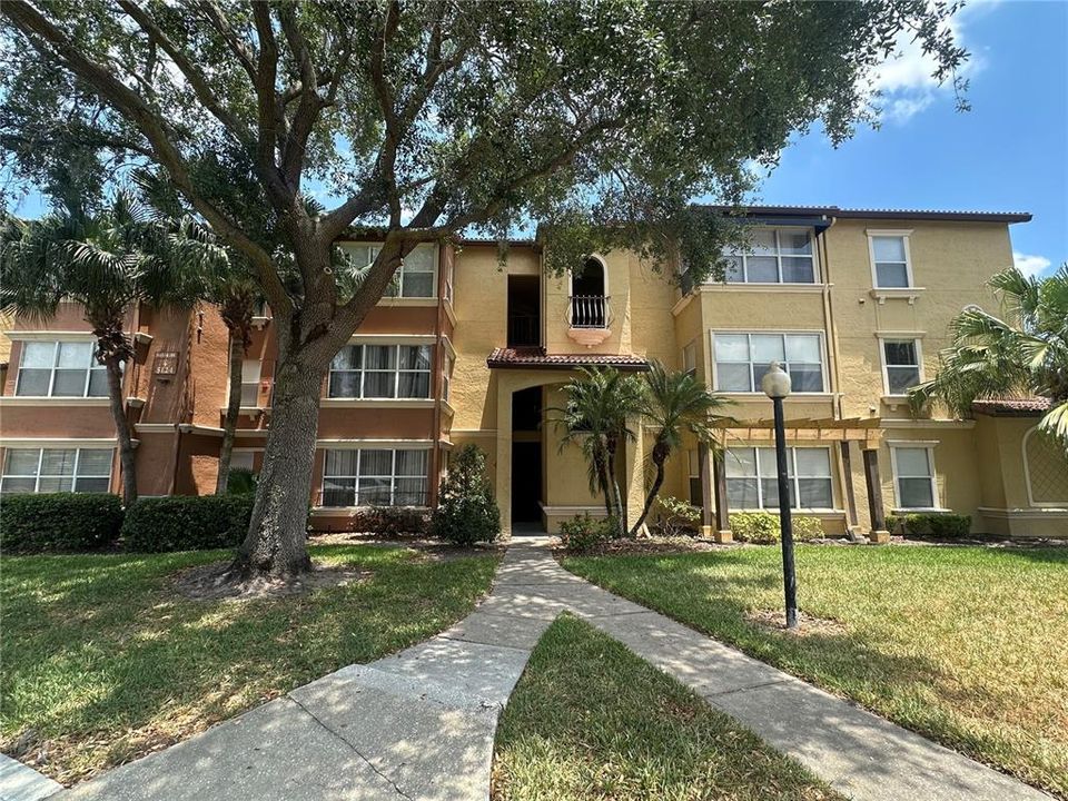 Active With Contract: $1,650 (2 beds, 2 baths, 988 Square Feet)