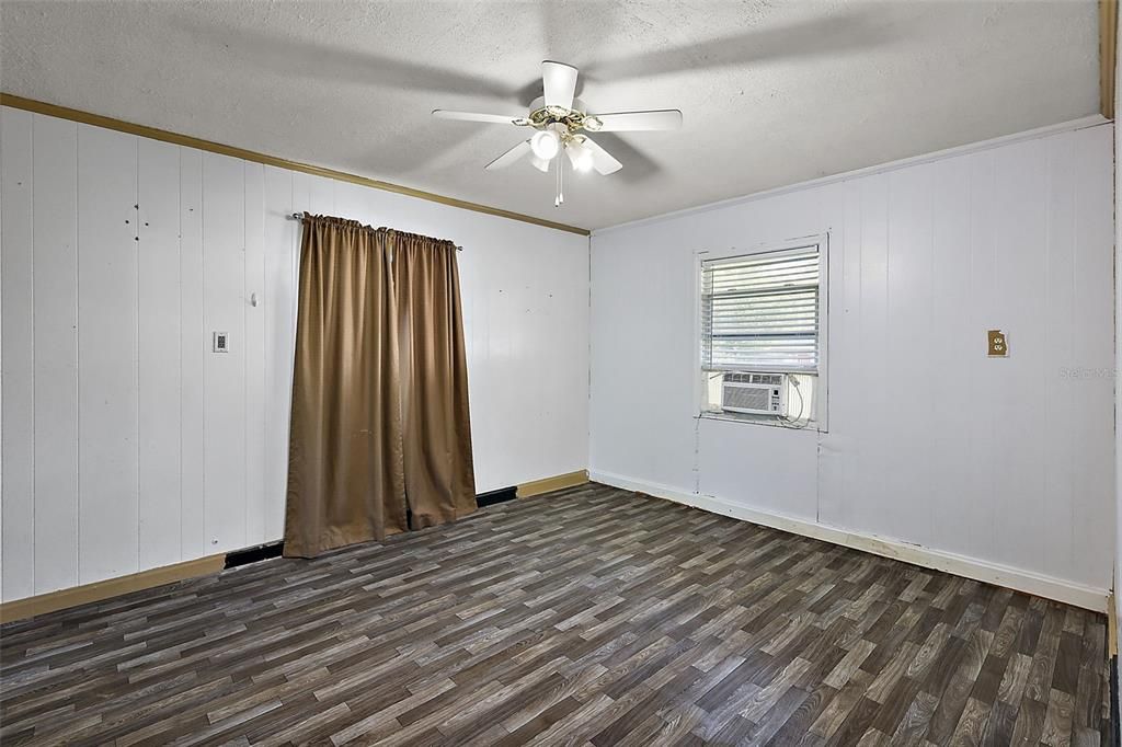 Active With Contract: $180,000 (2 beds, 1 baths, 952 Square Feet)