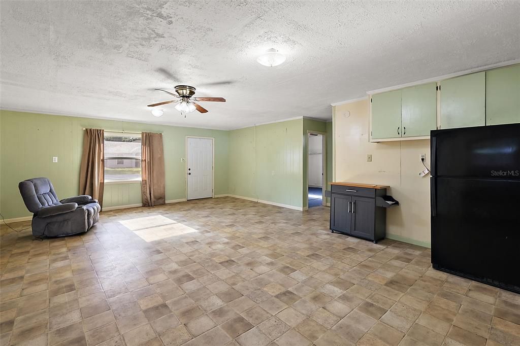 For Sale: $180,000 (2 beds, 1 baths, 952 Square Feet)