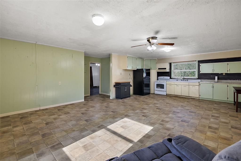 For Sale: $180,000 (2 beds, 1 baths, 952 Square Feet)
