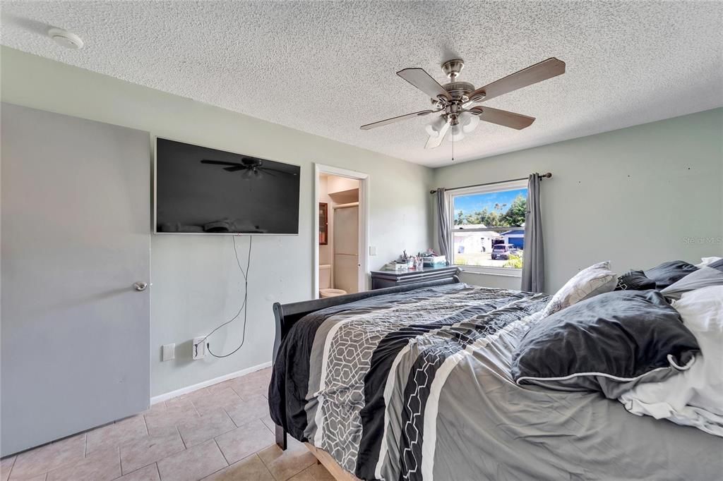 Active With Contract: $350,000 (4 beds, 2 baths, 1708 Square Feet)
