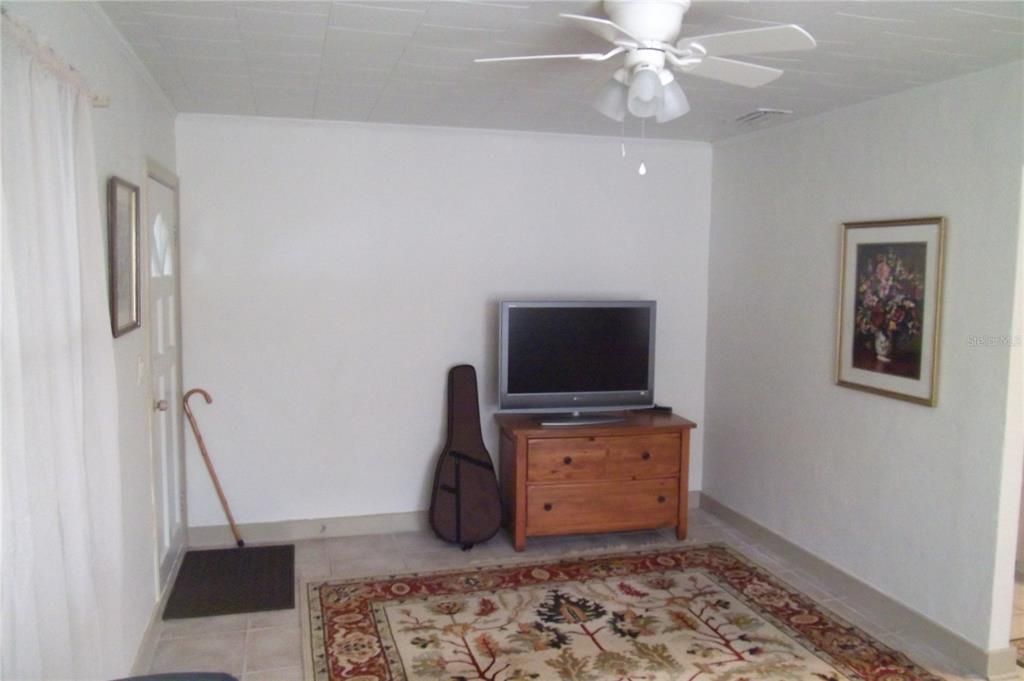 For Sale: $197,000 (2 beds, 1 baths, 930 Square Feet)