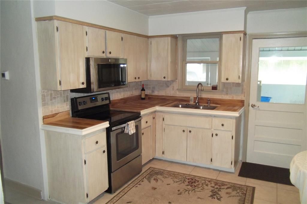 For Sale: $197,000 (2 beds, 1 baths, 930 Square Feet)