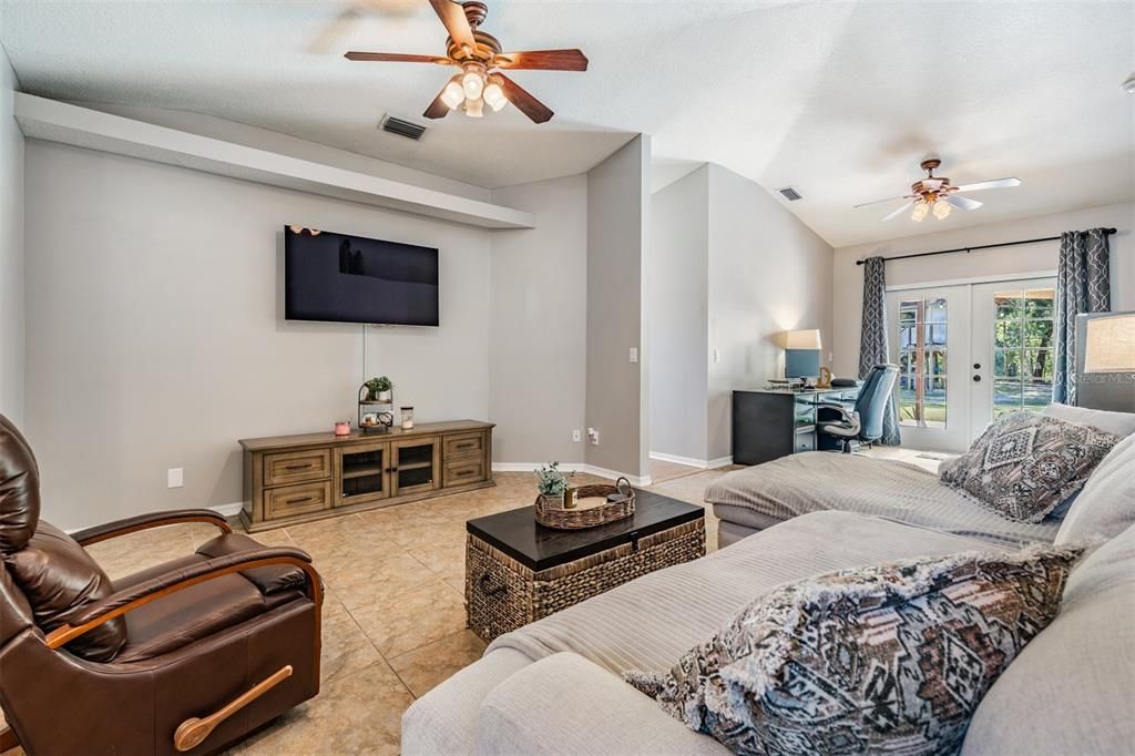 Active With Contract: $370,000 (3 beds, 2 baths, 1423 Square Feet)