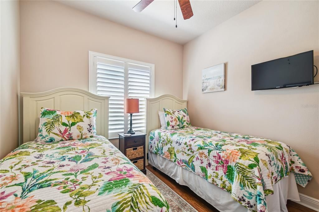 For Sale: $374,900 (2 beds, 2 baths, 1400 Square Feet)
