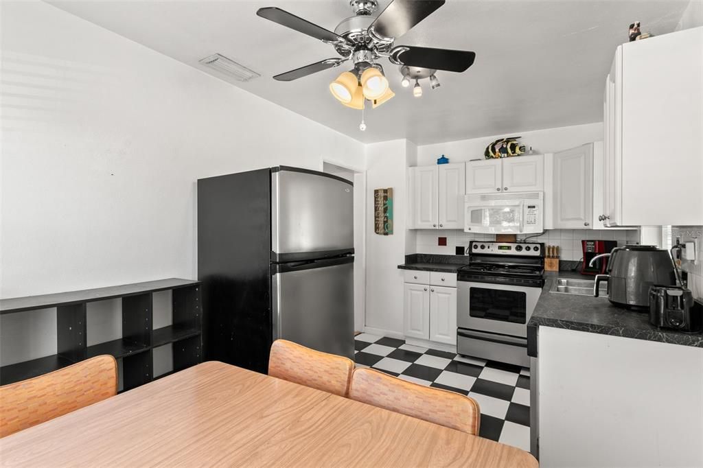 For Rent: $2,800 (2 beds, 2 baths, 888 Square Feet)