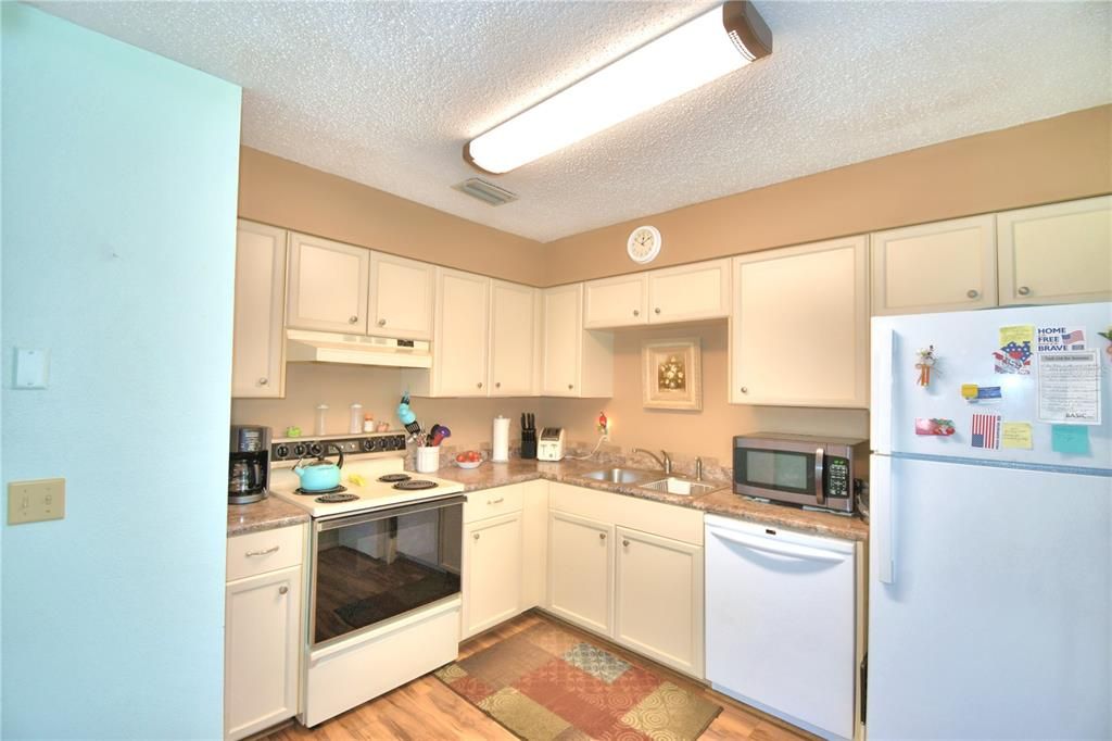 For Sale: $199,900 (2 beds, 2 baths, 884 Square Feet)
