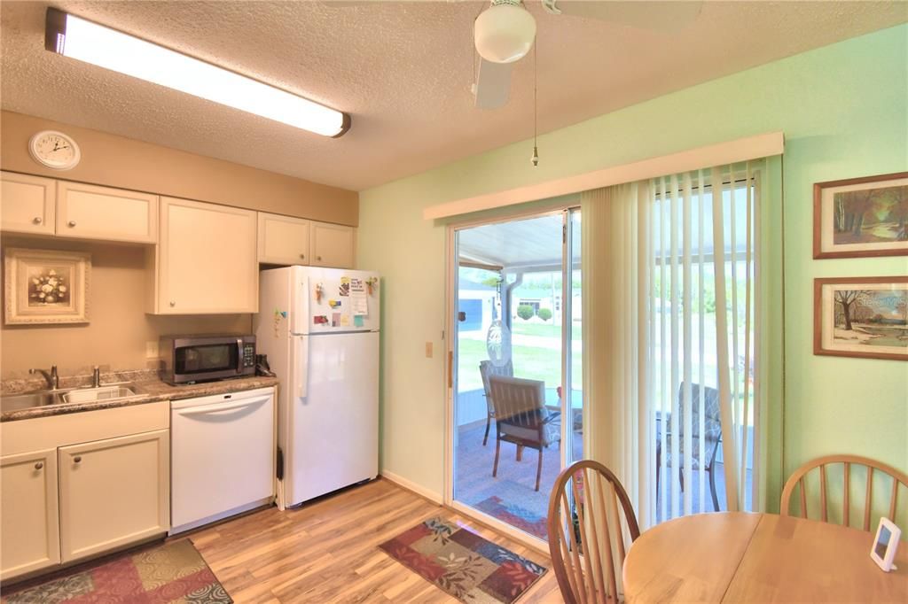 For Sale: $199,900 (2 beds, 2 baths, 884 Square Feet)
