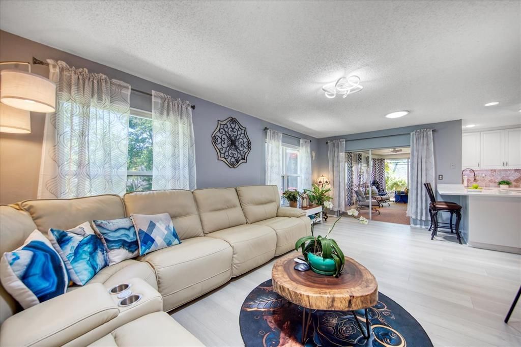Spacious family room for comfortable gatherings~