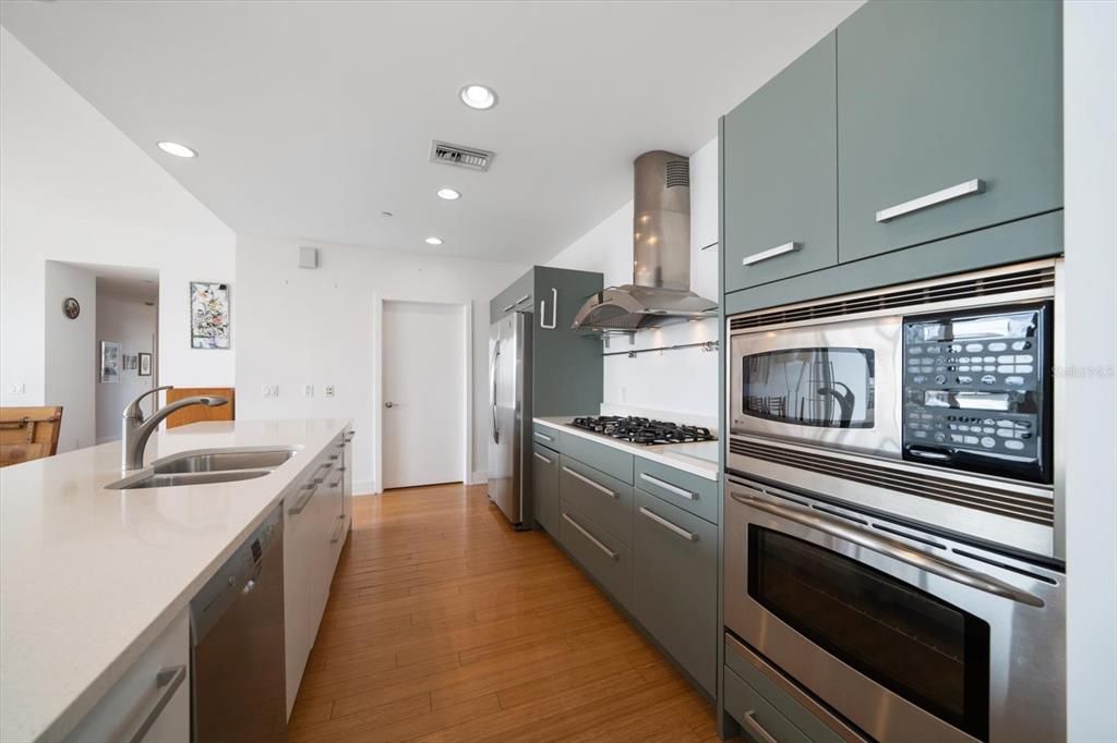 For Sale: $1,090,000 (2 beds, 2 baths, 1733 Square Feet)