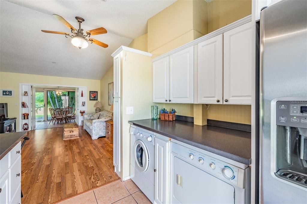 For Sale: $210,000 (2 beds, 1 baths, 941 Square Feet)