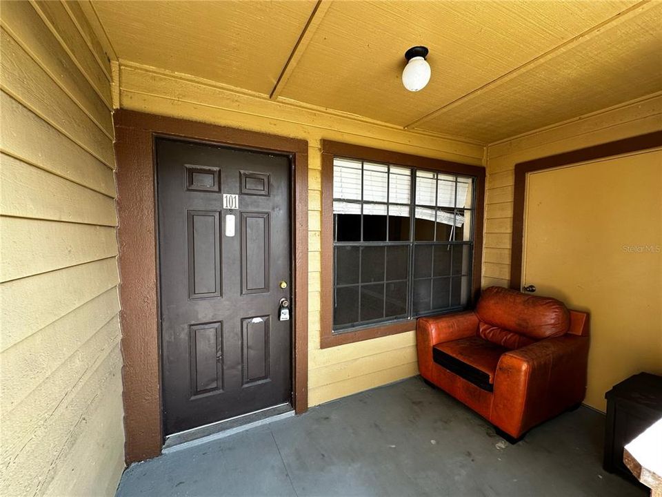 Active With Contract: $1,350 (2 beds, 1 baths, 867 Square Feet)