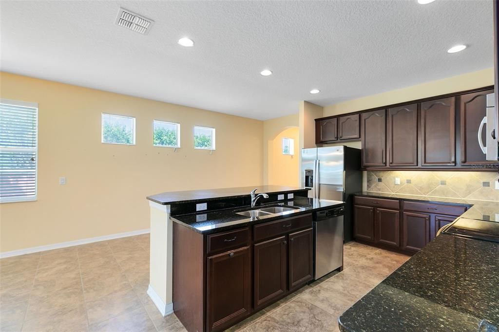 Granite, solid Wood Cabinets and Stainless Steel Appliances - Perfection!