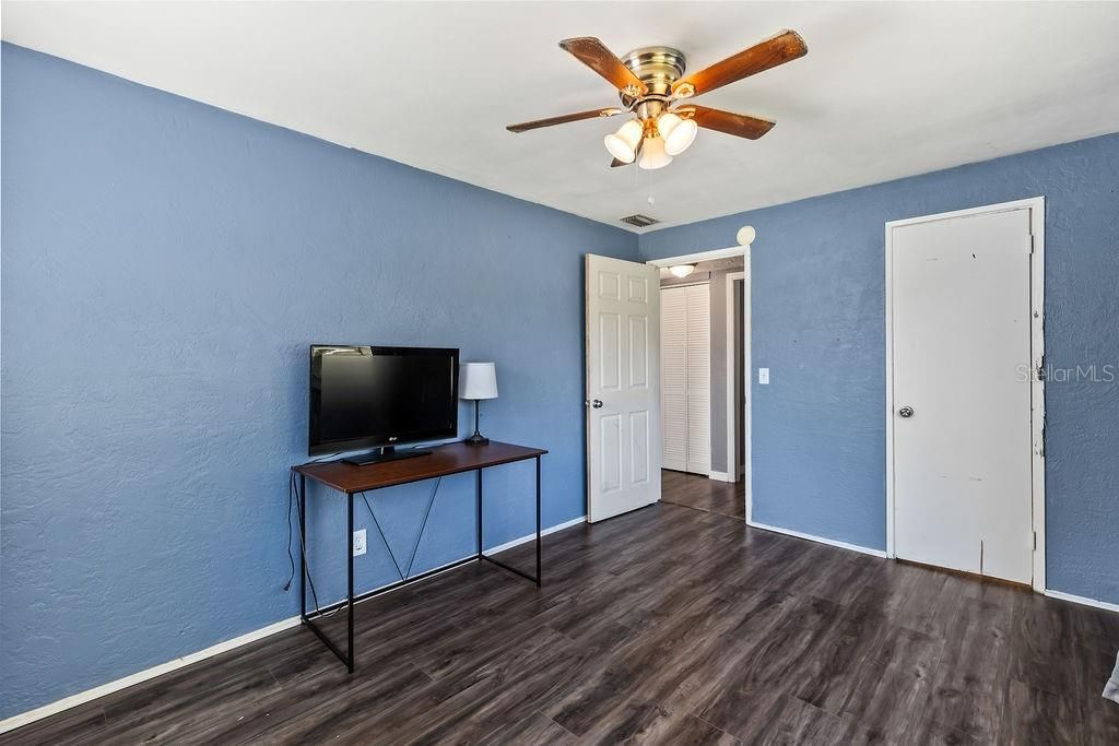 For Sale: $229,900 (2 beds, 1 baths, 1381 Square Feet)