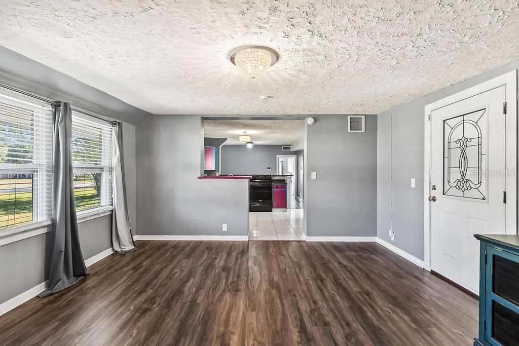 For Sale: $234,900 (2 beds, 1 baths, 1381 Square Feet)