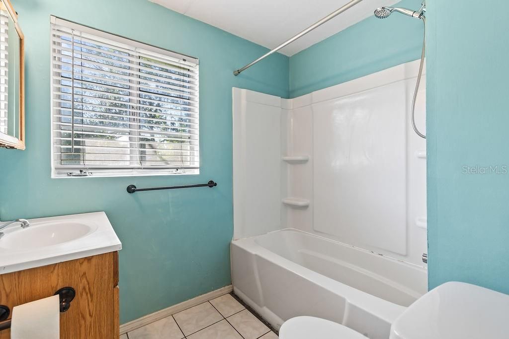 For Sale: $234,900 (2 beds, 1 baths, 1381 Square Feet)