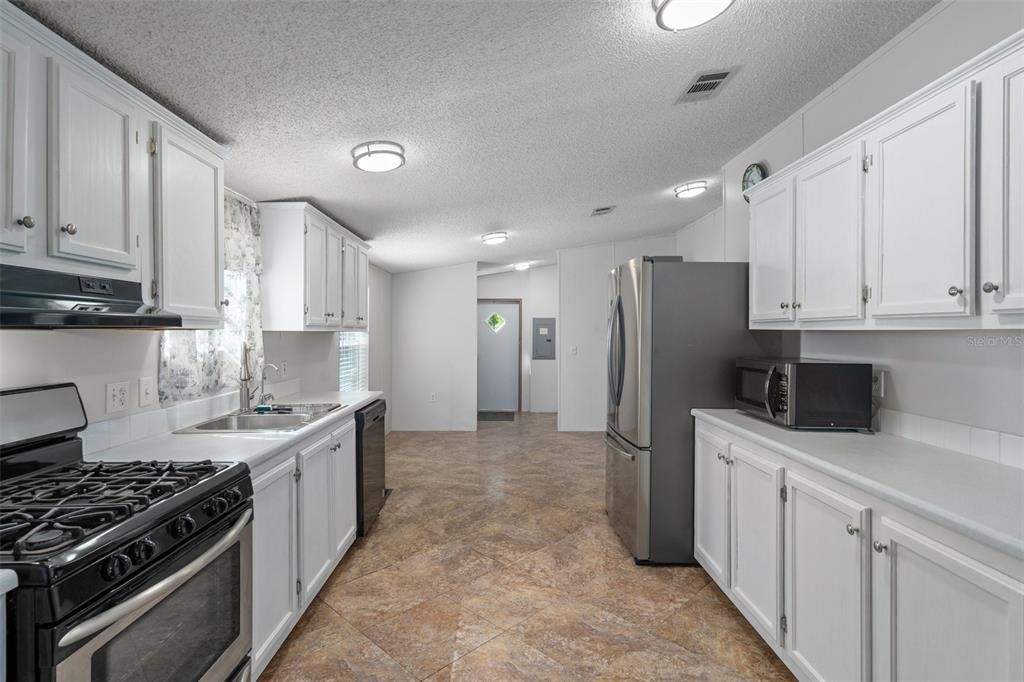 Active With Contract: $274,900 (3 beds, 2 baths, 1728 Square Feet)