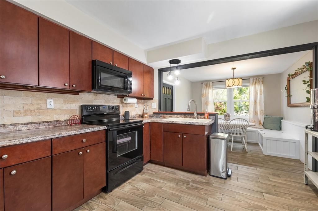 For Sale: $355,000 (2 beds, 1 baths, 900 Square Feet)
