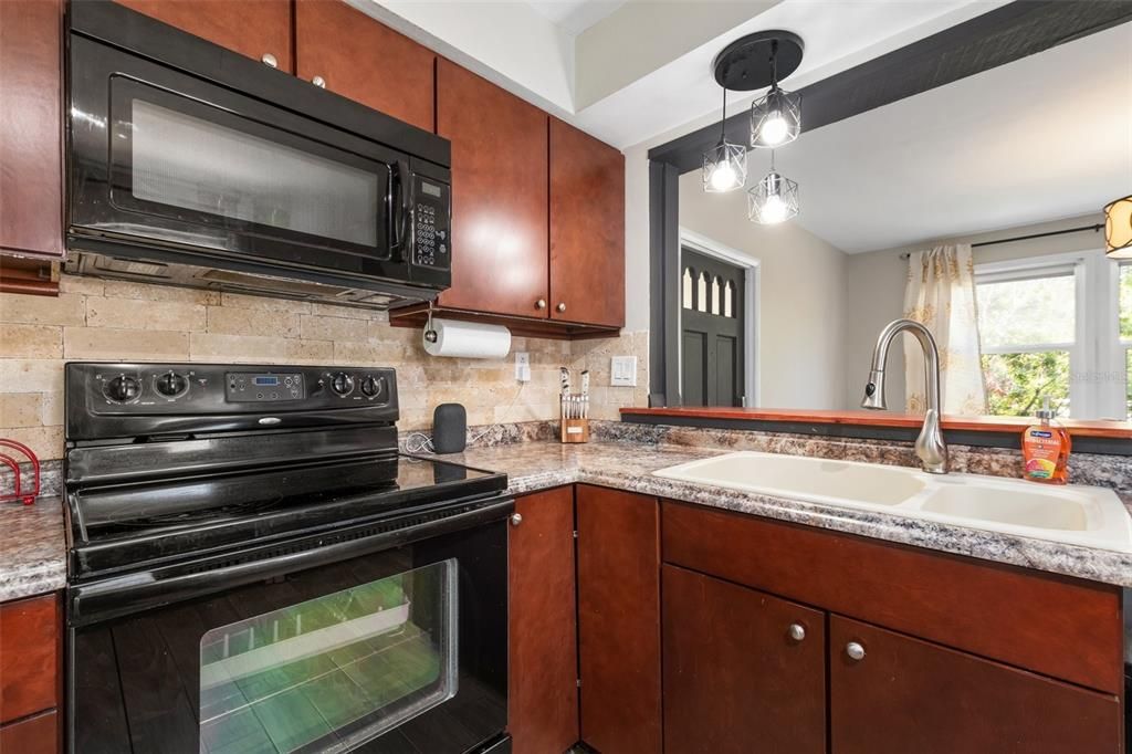 For Sale: $355,000 (2 beds, 1 baths, 900 Square Feet)