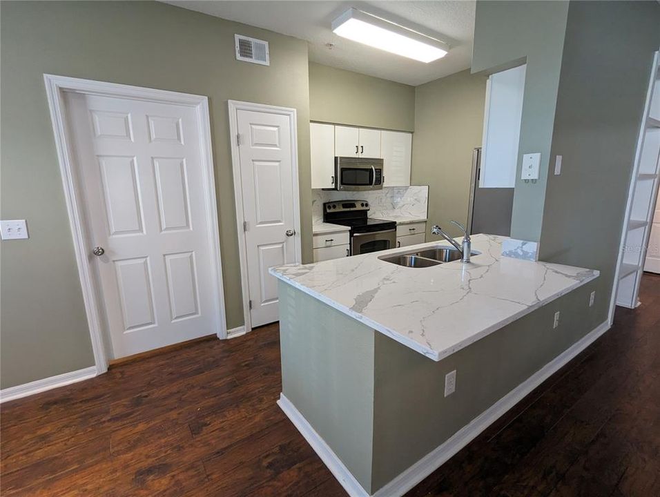 For Sale: $259,000 (1 beds, 1 baths, 867 Square Feet)
