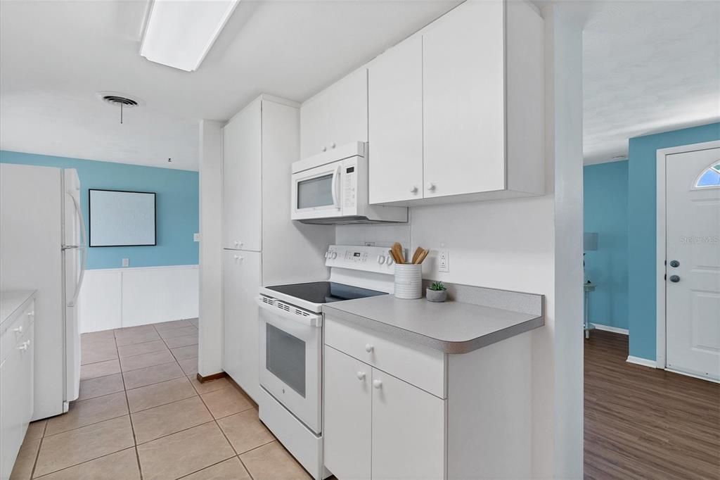 For Sale: $485,000 (2 beds, 1 baths, 1063 Square Feet)