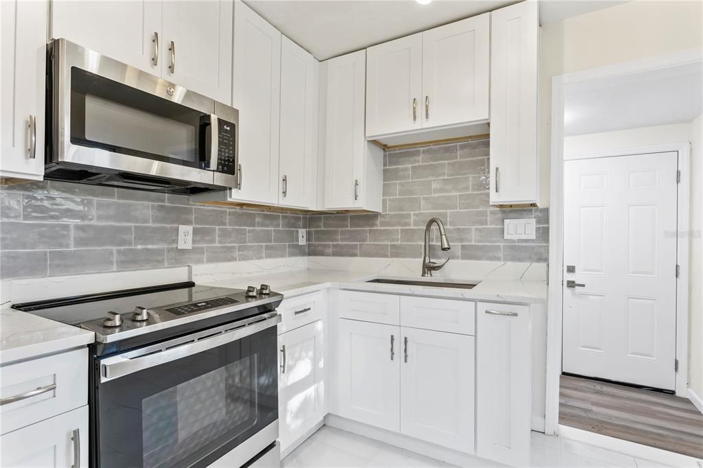 Active With Contract: $324,900 (2 beds, 1 baths, 755 Square Feet)