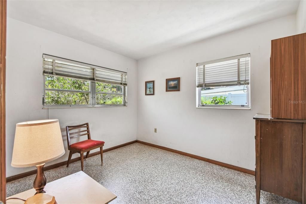 Active With Contract: $250,000 (2 beds, 1 baths, 984 Square Feet)