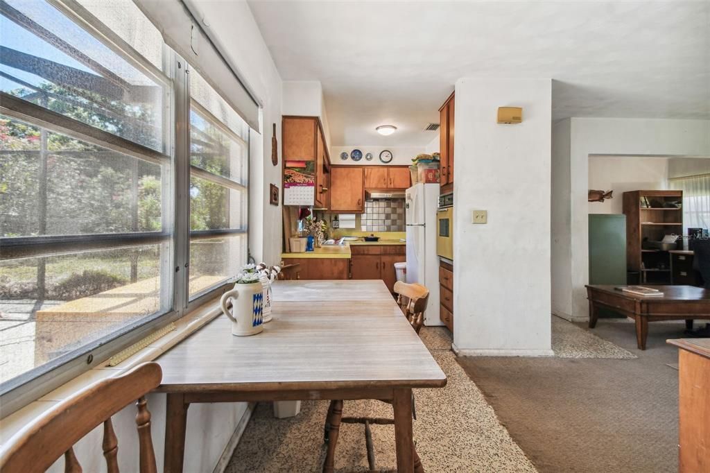 Active With Contract: $250,000 (2 beds, 1 baths, 984 Square Feet)