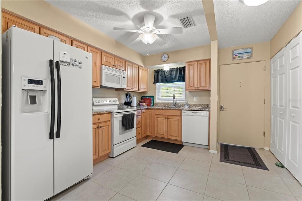 For Sale: $235,000 (2 beds, 2 baths, 1122 Square Feet)