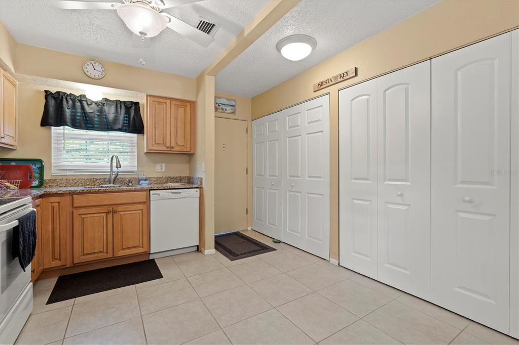 For Sale: $245,000 (2 beds, 2 baths, 1122 Square Feet)
