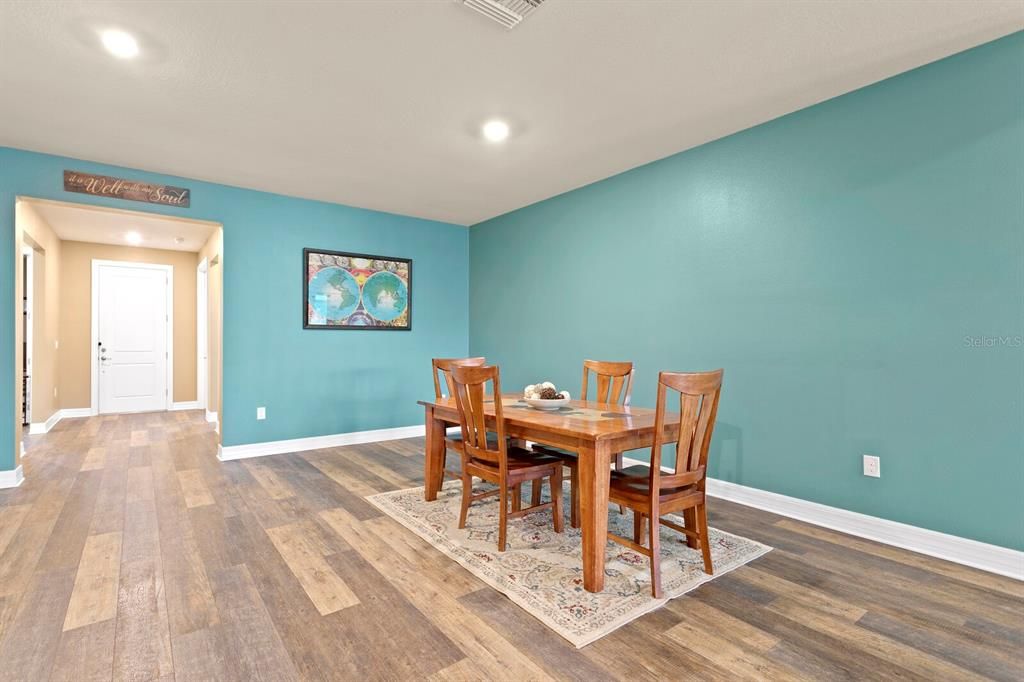 Large dining room - perfect for entertaining family & friends