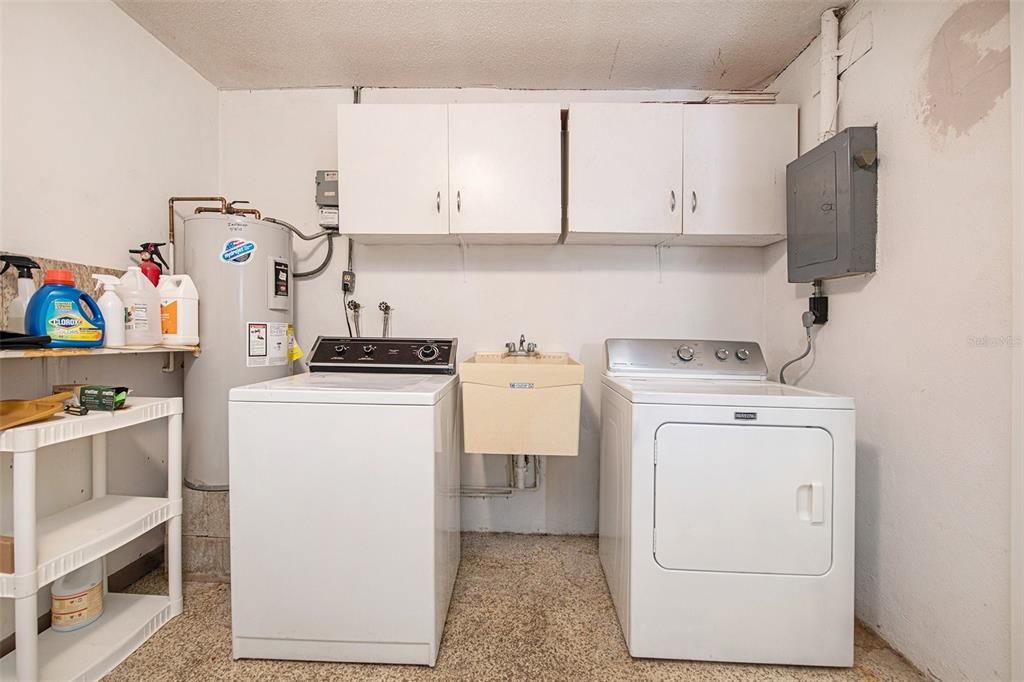 Active With Contract: $225,000 (2 beds, 1 baths, 830 Square Feet)